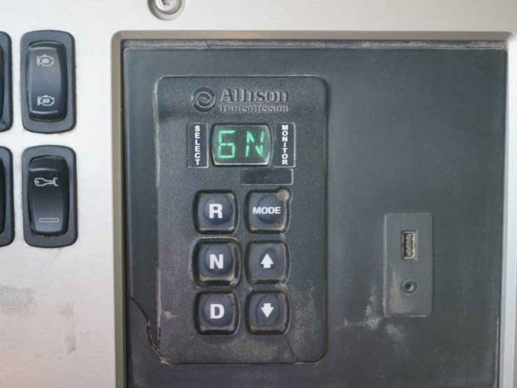 2014-mack-granite-gu713-image-12