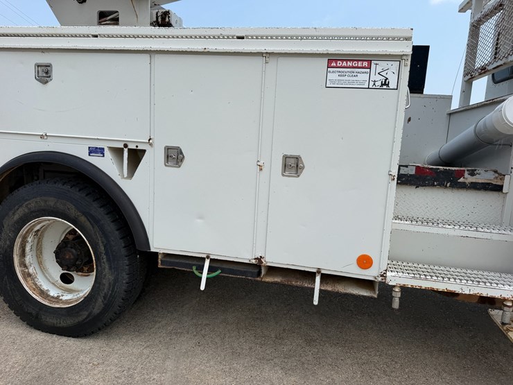 2007-peterbilt-335-image-18