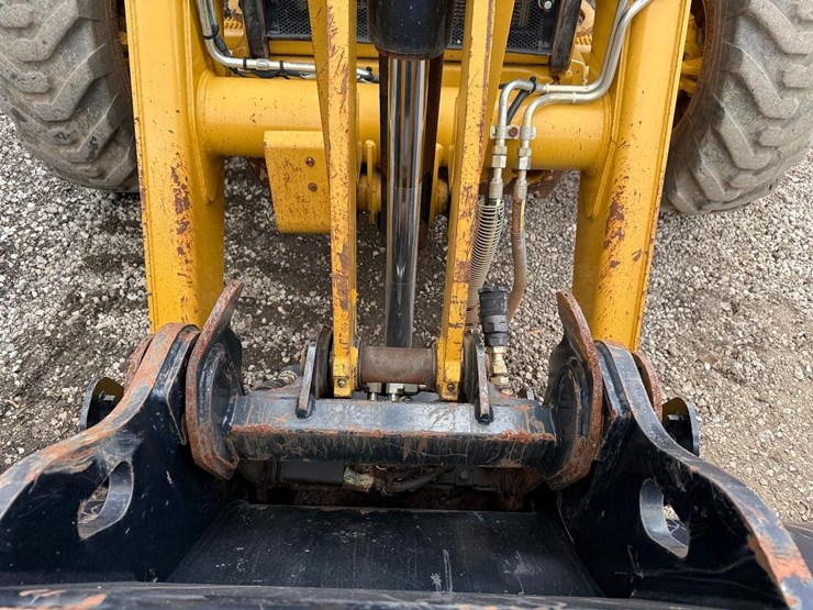 2018-caterpillar-440-image-9