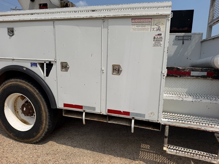 2007-peterbilt-335-image-19