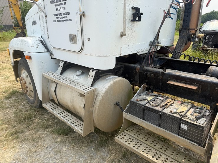 1990-freightliner-fld120-image-28