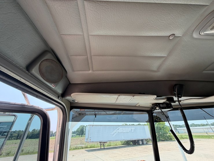 2007-peterbilt-335-image-82