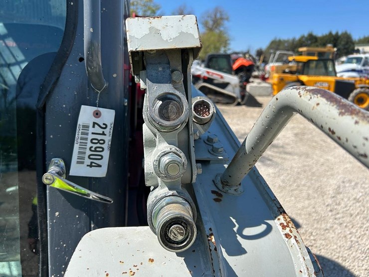 2011-takeuchi-tl250-image-11