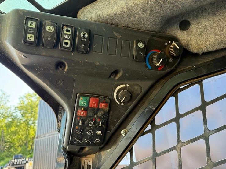 deere-323e-image-23