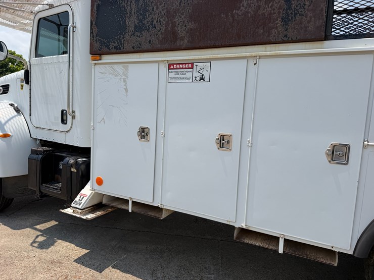 2007-peterbilt-335-image-8