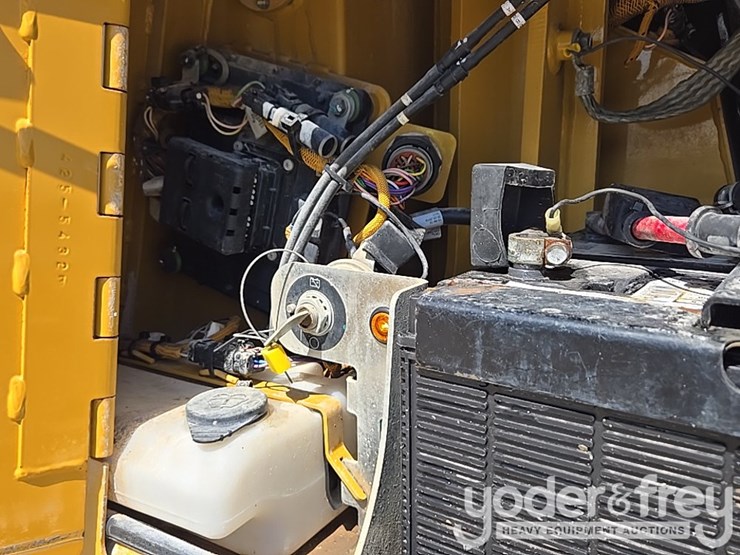 2020-caterpillar-d6k2-lgp-image-32