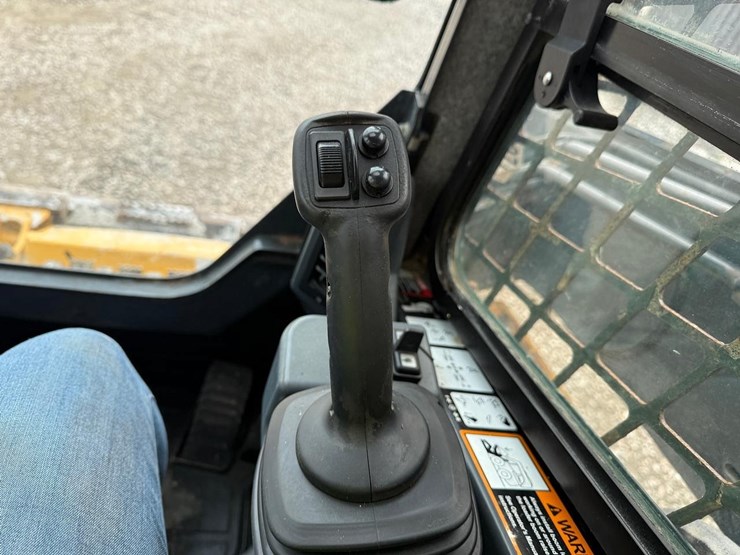2020-deere-331g-image-21