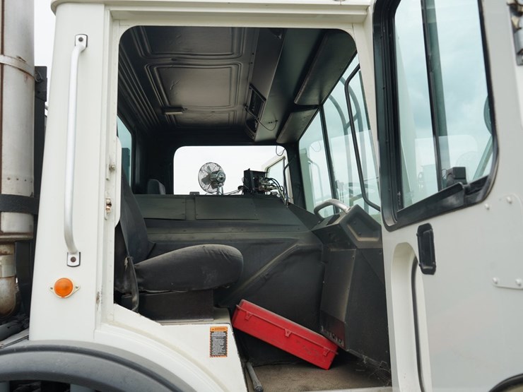 2005-mack-mr688s-image-17