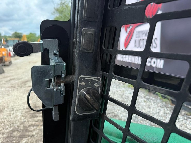 2017-bobcat-t740-image-21