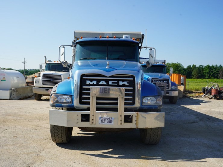 2014-mack-granite-gu713-image-2