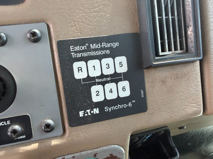2007-peterbilt-335-image-74