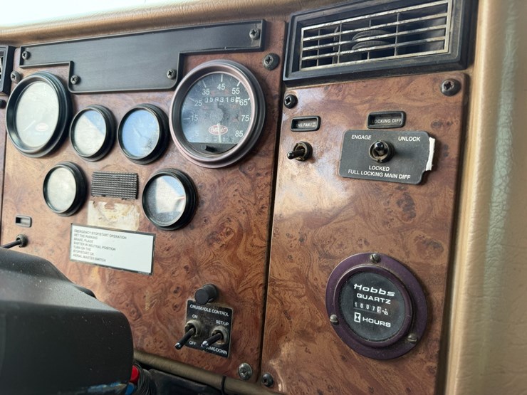 2007-peterbilt-335-image-75