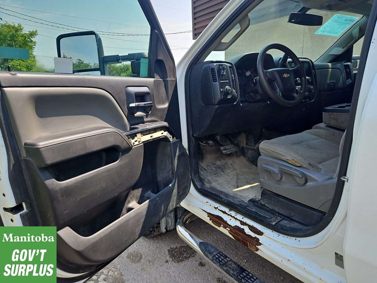 2015-chevrolet-3500-image-17