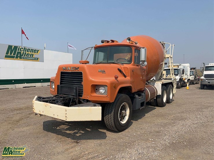 1989-mack-dm690s-image-1