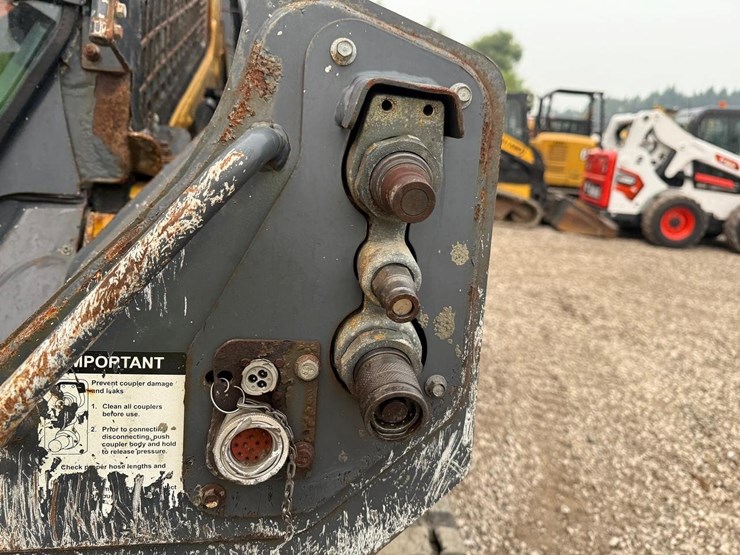 2020-deere-331g-image-11