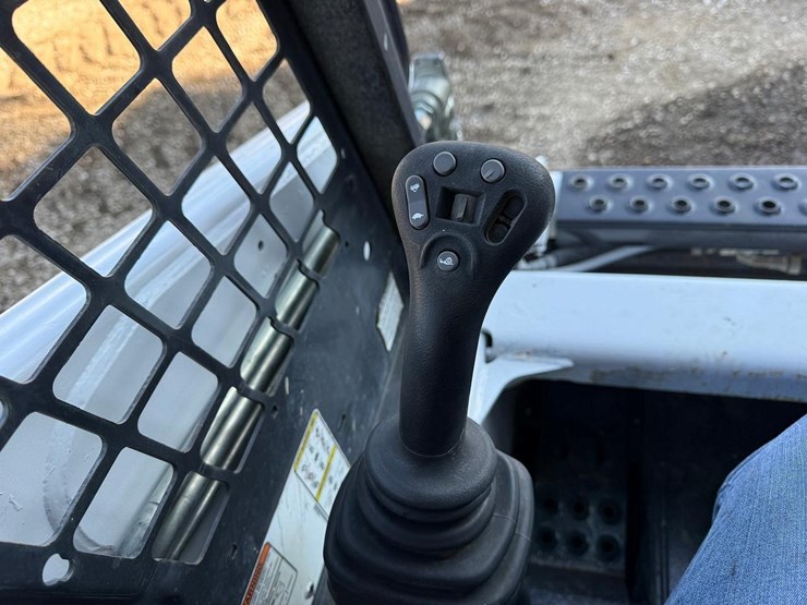 2014-bobcat-t110-image-25