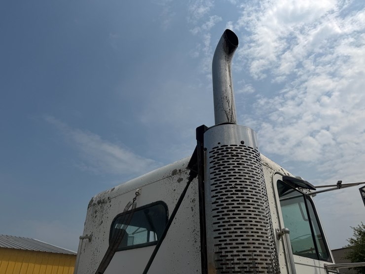 1990-freightliner-fld120-image-47