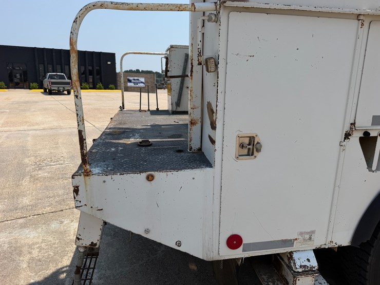 2007-peterbilt-335-image-24