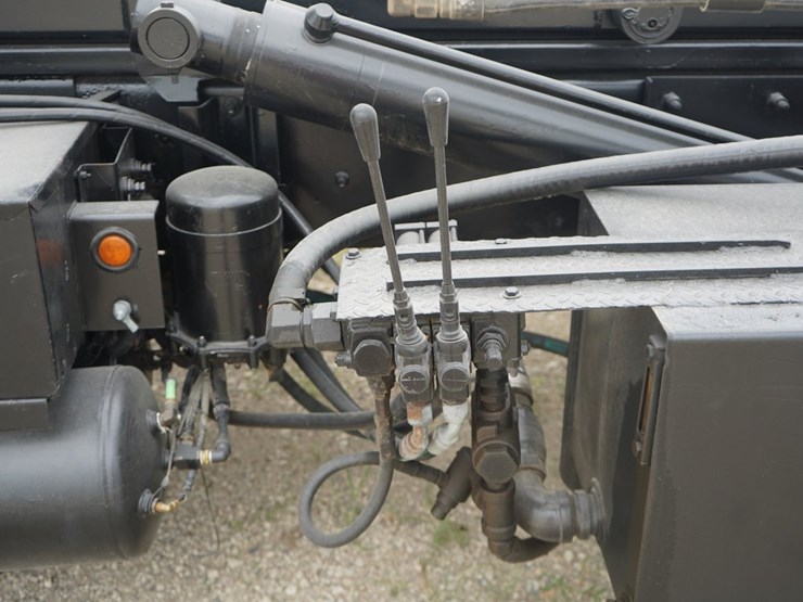 2005-mack-mr688s-image-25