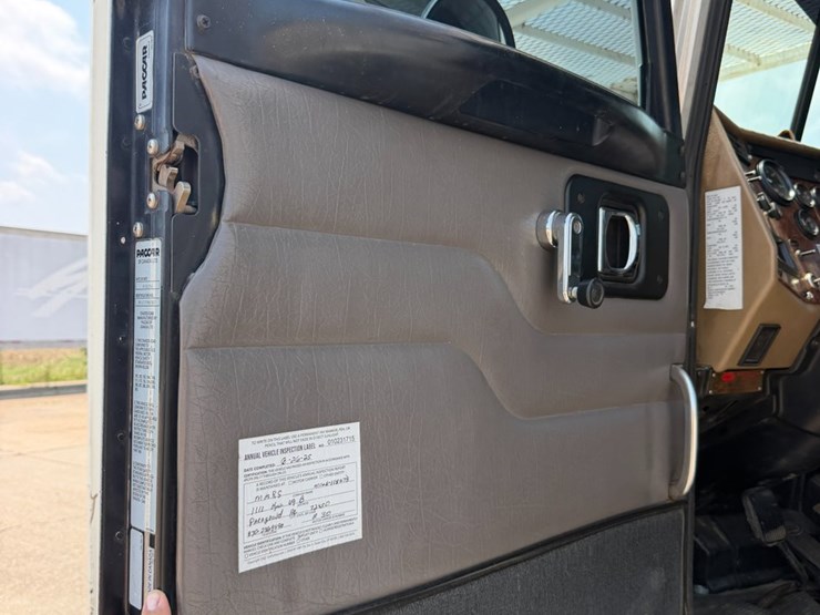 2007-peterbilt-335-image-77