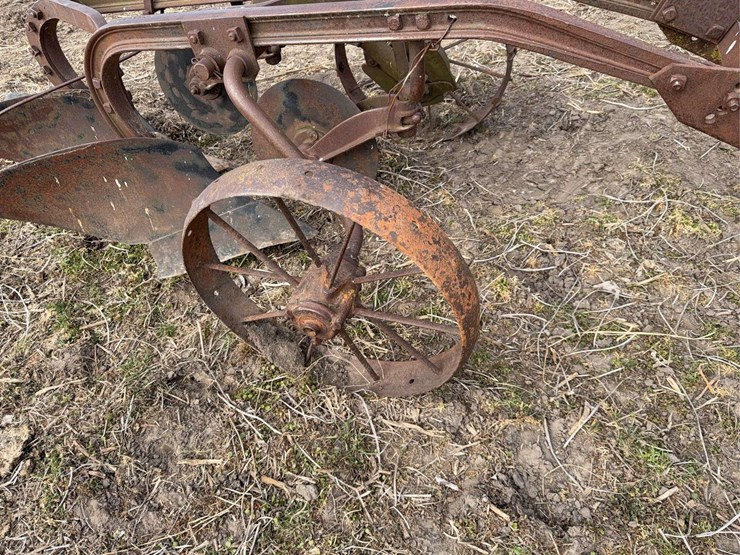 john-deere-pull-type-two-bottom-plow-image-9