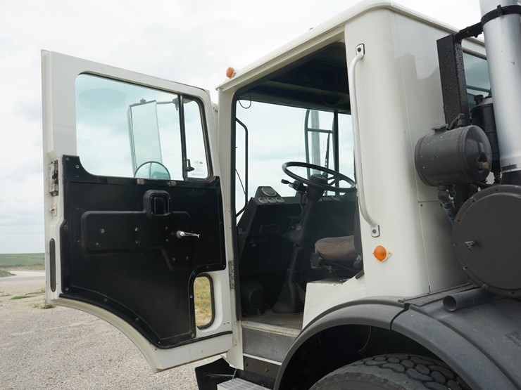 2005-mack-mr688s-image-16