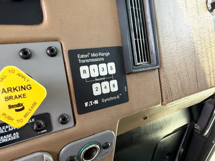 2007-peterbilt-335-image-65