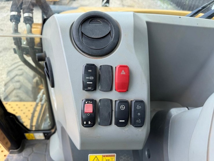 2018-caterpillar-440-image-24