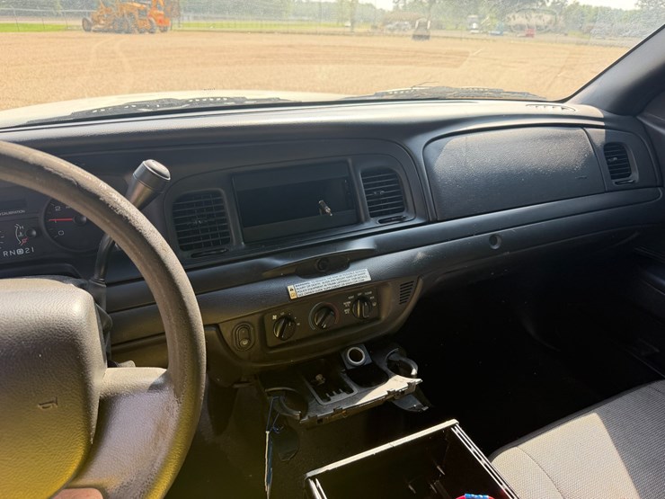 #36417-•-2011-ford-crown-victoria-image-9