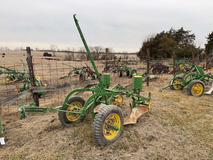 john-deere-pull-type-two-row-planter-image-1