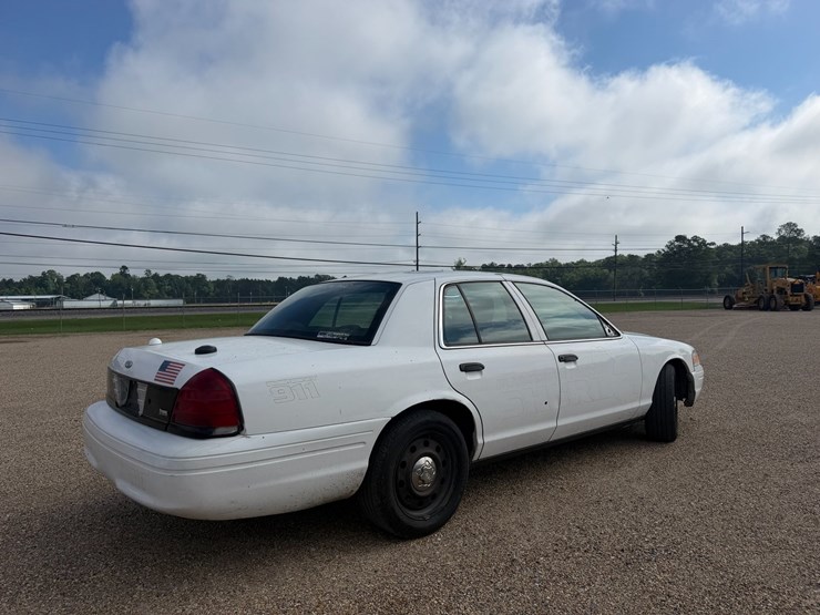 #36418-•-2011-ford-crown-victoria-image-3