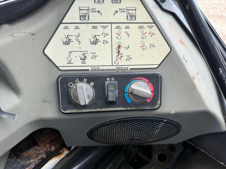 2013-bobcat-s650-image-25
