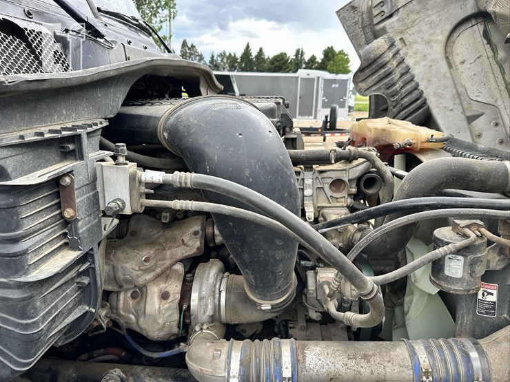 2014-freightliner-cascadia-125-image-22