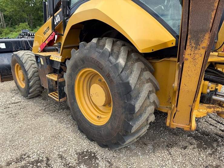 2018-caterpillar-440-image-18