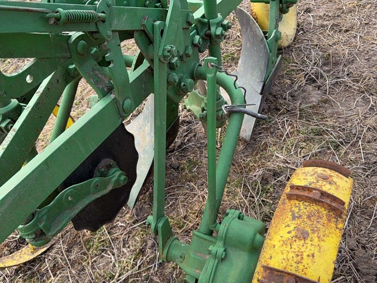 john-deere-pull-type-two-bottom-plow-image-11
