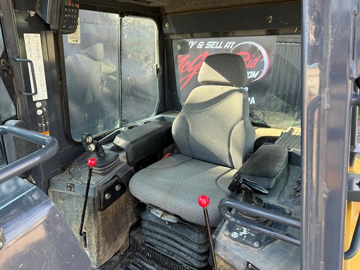 2016-deere-650k-lgp-image-22
