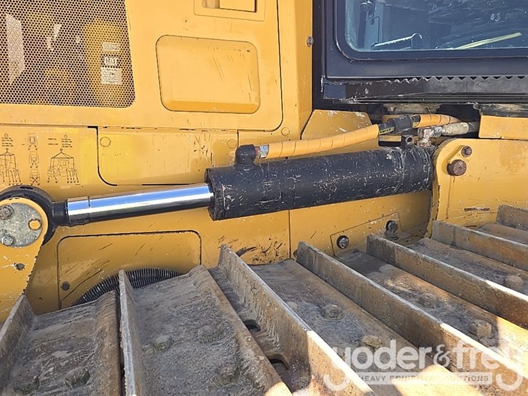 2020-caterpillar-d6k2-lgp-image-23