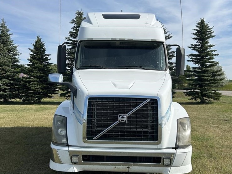 2012-volvo-vnl64t670-image-2