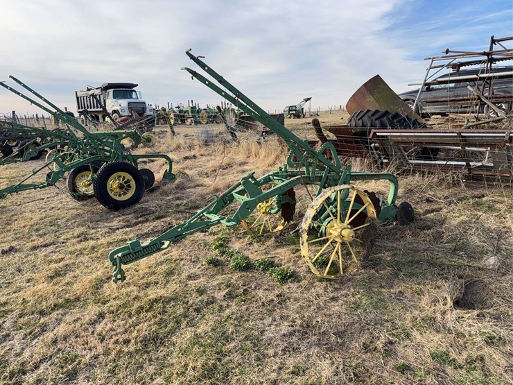 john-deere-pull-type-two-bottom-plow-image-8