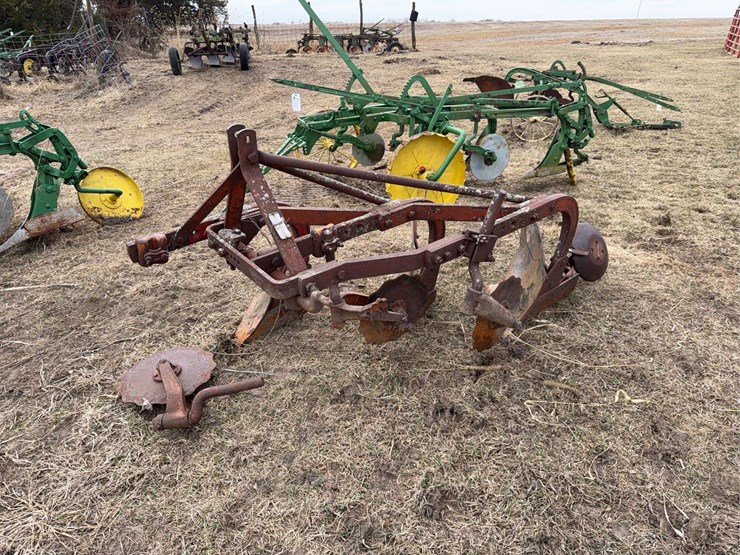 john-deere-pull-type-three-bottom-plow-image-1