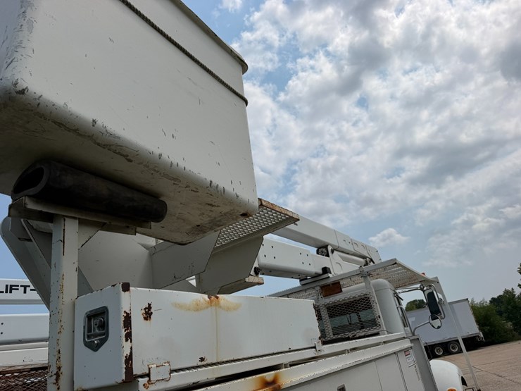 2007-peterbilt-335-image-42