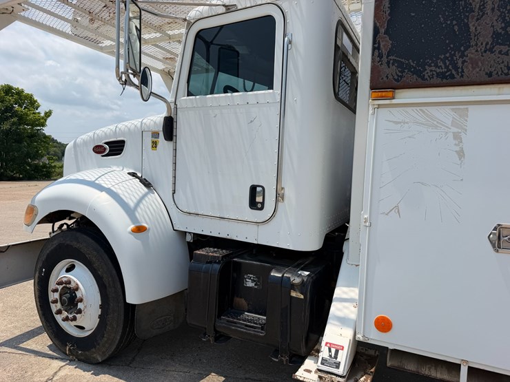 2007-peterbilt-335-image-9