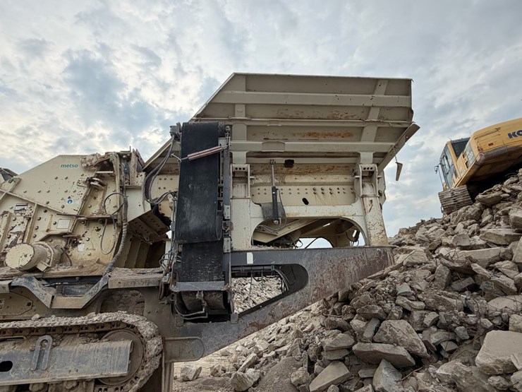 2012-metso-lokotrack-lt1213-tracked-impact-crusher-plant-image-12