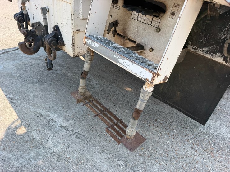 2007-peterbilt-335-image-35