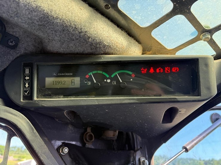 deere-323e-image-21