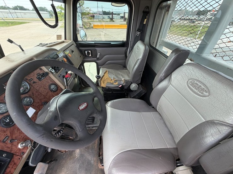2007-peterbilt-335-image-60