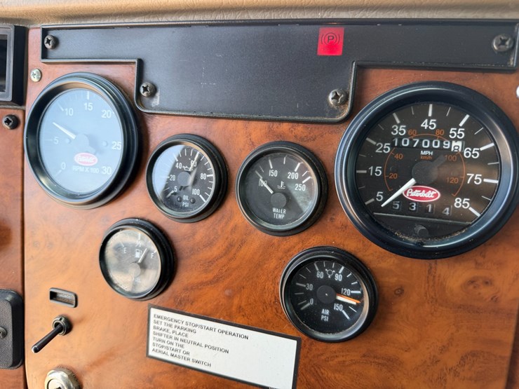 2007-peterbilt-335-image-73