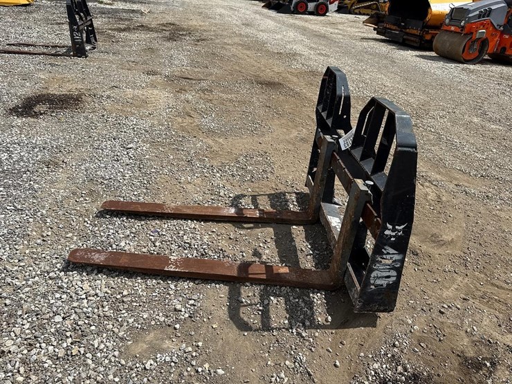 bobcat-48"-hd-skid-steer-forks-image-2