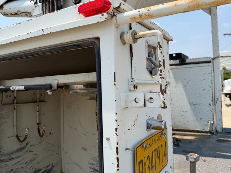 2007-peterbilt-335-image-67