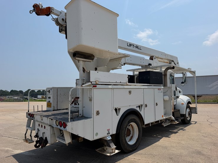 2007-peterbilt-335-image-3